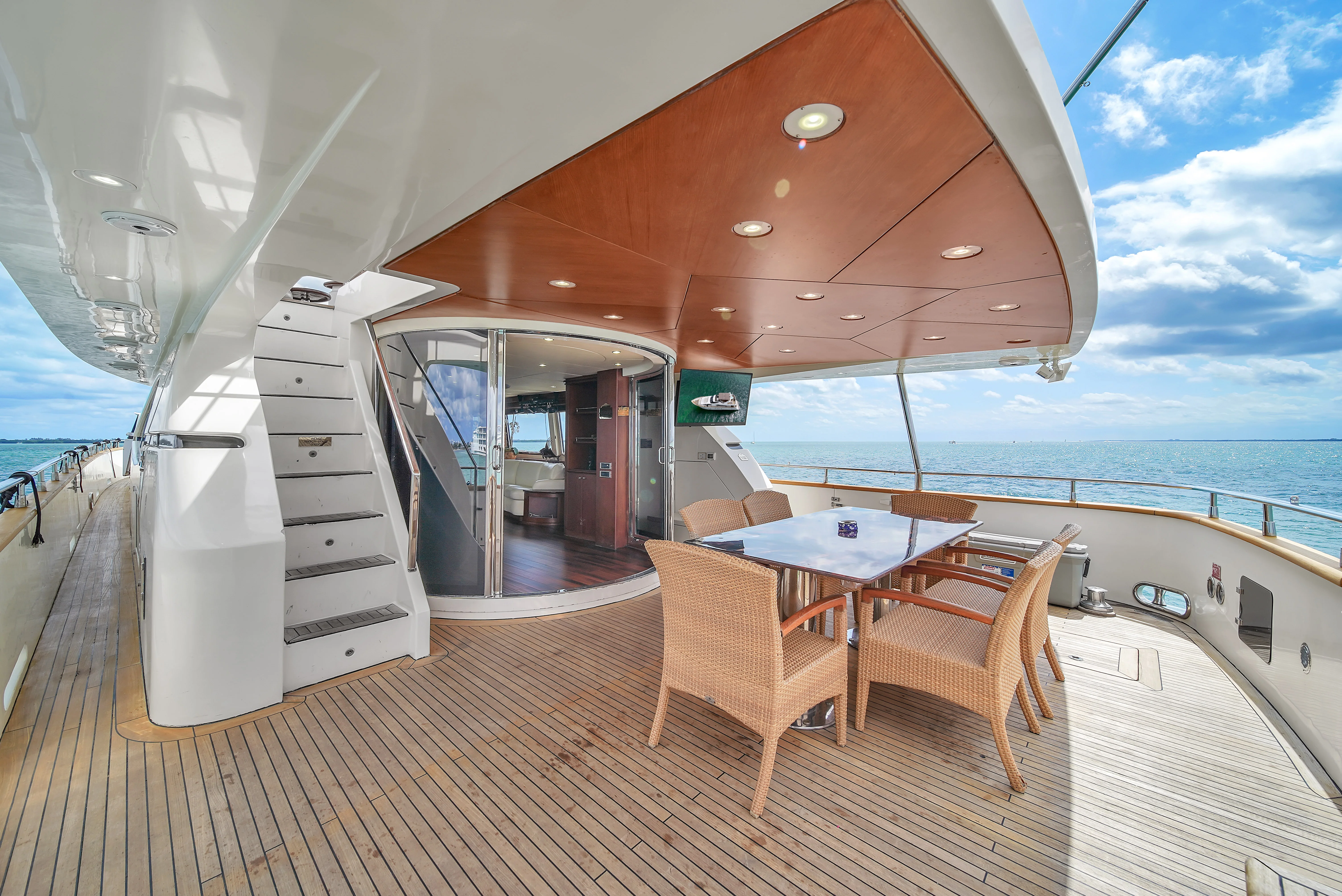 105ft Azimut Daniela dining area